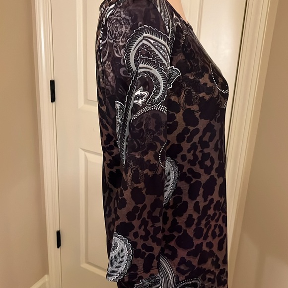 The pyramid collection animal print floral top size small - Picture 5 of 7